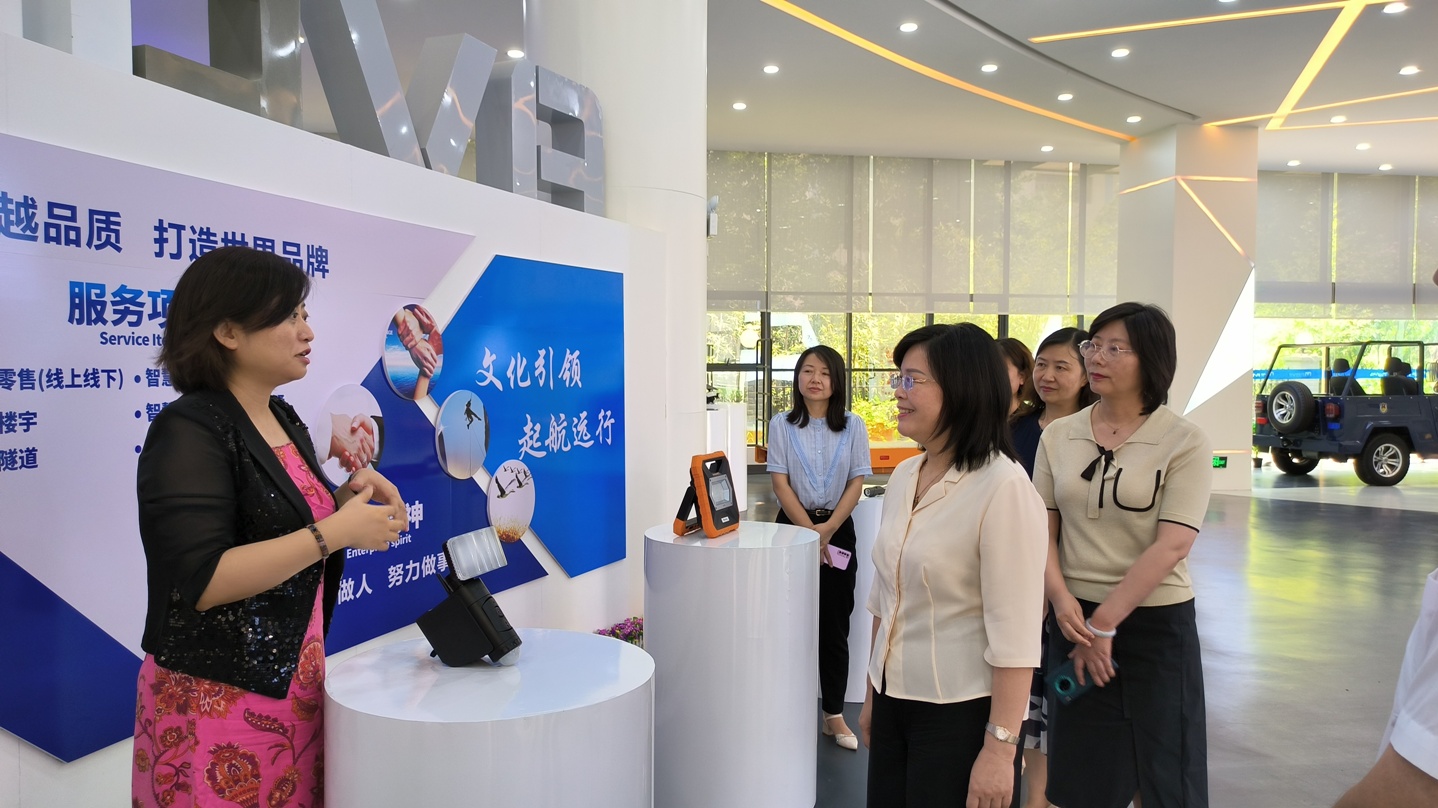 7月13日，省婦聯(lián)黨組書記、主席楊曉曼一行到全國巾幗建功先進集體--成威科技調(diào)研3.jpg